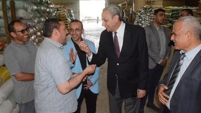 أشرف الجندي يتابع سير عمليات استلام القمح المحلي ويشيد بتعاون المزارعين