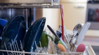 حافظ على كفاءة غسالة الأطباق.. نصائح الخبراء لصيف بلا متاعب