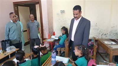 مدير عام تعليمية دشنا يتفقد 5 مدارس لمتابعة سير العملية التعليمية