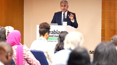 وزير السياحة يستعرض تطورات القطاع السياحي على هامش مع معرض سوق السفر العربي