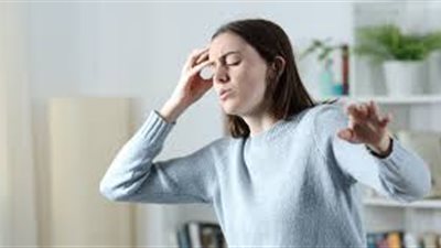 طبيبة توضح متى تصبح الدوخة علامة للأمراض