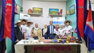 سفير كمبوديا يتفقد معرض 