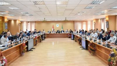 الأشمونى يوجه باسراع الخُطى في تنفيذ الخطة الإستثمارية وملفي التصالح وتقنين الأوضاع 