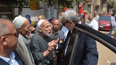  الجندي يتفقد شوارع كفر المحروق بكفر الزيات ويبحث مشاكل المواطنين