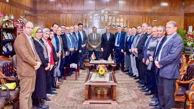 رئيس جامعة طنطا يهنىء الدكتور محمود سليم لحصوله على لقب الطبيب المثالي 