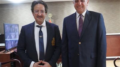 محافظ الغربية يهنئ نائب رئيس جامعة طنطا لحصوله على لقب الطبيب المثالي