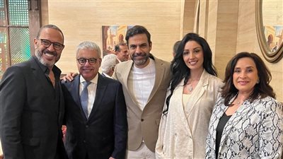 بالصور سفير مصر في السعودية وحرمه والوزير المفوض ضياء حماد في عرض مسرحية 