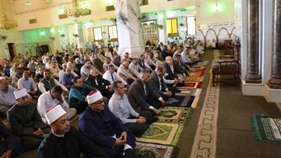 محافظ أسوان يؤدى صلاة الجمعة بالمسجد الجامع 