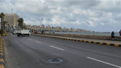 انخفاض درجات الحرارة.. وارتفاع أمواج البحر بالأسكندرية 