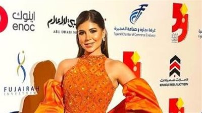 ملك قورة تبرز سحر ملامحها بالأحمر الصارخ