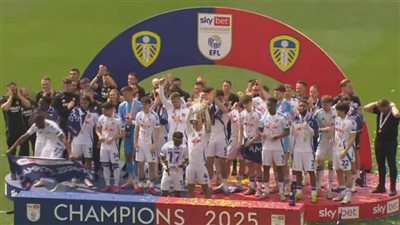 ليدز يونايتد يتوج بالدوري الإنجليزي 