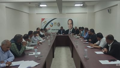 رئيس أبوالمطامير يعقد إجتماعاً مع مديري الإدارات لبحث آليات العمل 