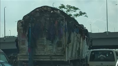 محافظة الجيزة تضبط سيارة نقل مخلفات غير ملتزمة بمعايير وضوابط العمل 