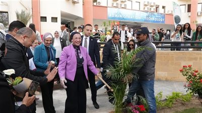 وزيرة البيئة تُشيد بمبادرات طلاب  CIC   في مجال الاستدامة