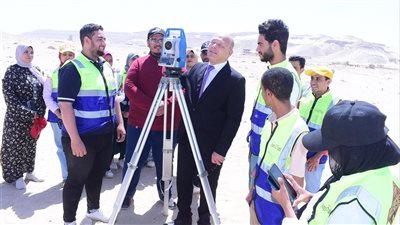 رئيس جامعة سوهاج يلتقي طلاب برنامج المساحة والخرائط خلال التطبيق العملي للمشروع 