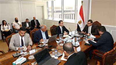 وزير الإسكان يعقد اجتماعا لمتابعة الموقف التنفيذي لـ