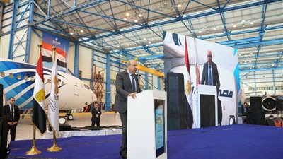 احتفالًا بعيد العمال.. وزير الطيران المدني يكرم عدد من النماذج المتميزة