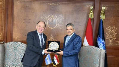 رئيس هيئة قناة السويس يبحث مع سفير الأرجنتين  سبل التعاون بالمجالات البحرية 
