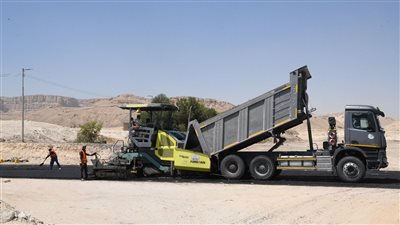 استمرار أعمال إزدواج طريق قنا الأقصر