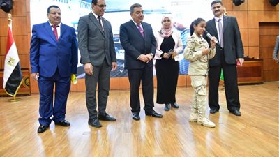 محافظ الدقهلية يكرم 50 من العاملين والنقابيين فى إحتفالية عيد العمال