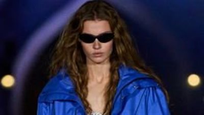 أبرز صيحات المعاطف الواقية من الأمطار لصيف 2025 