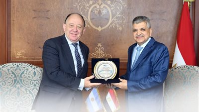 رئيس هيئه قناة السويس يستقبل السفير الارجنتيني بالقاهرة لبحث سبل التعاون المشترك