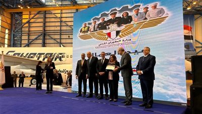 وزير الطيران المدني يُكرم 4 عاملين بالشركة المصرية للمطارات بمناسبة عيد العمال