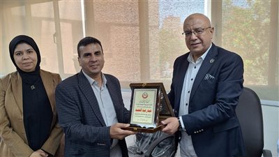 وكيل صحة قنا يُكرم مدير مستشفي نجع حمادي السابق  