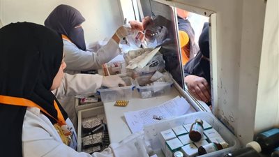 الكشف على 855 مواطناً خلال قافلة طبية مجانية بقرية صيدناوي