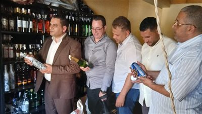 الجيزة تضبط 7000 زجاجة مشروبات كحولية داخل منشأة غير مرخصة بالشيخ زايد