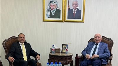 سفير مصر في رام الله يلتقي بأمين سر اللجنة التنفيذية لمنظمة التحرير الفلسطينية