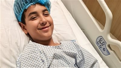 الطفل يوسف أسامة نصار يتعافى بعد جراحة ناجحة في يده