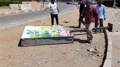 حملة مكثفة لإزالة المخالفات الإعلانية بمدينة العاشر من رمضان
