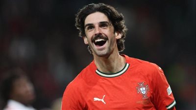 صراع اندية الدوري الانجليزي ينعش خزينة برشلونة 