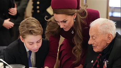 الأمير جورج يشارك والديه الاحتفال بذكرى نصر أوروبا