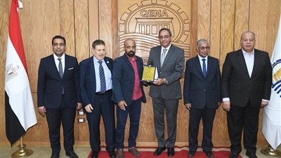 ديوان قنا يحتفي بعيد العمال.. والمحافظ: العامل المصري حجر الزاوية 