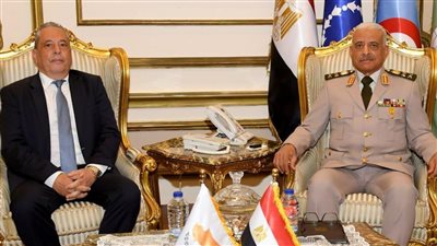 الفريق أول عبد المجيد صقر يلتقى وزير الدفاع القبرصى  