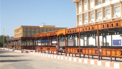 استعدادًا لفصل الصيف.. جامعة قنا تنتهي من إنشاء مظلات جديدة 