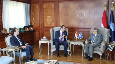 ربيع يبحث مع الرعاية الصحية الخدمات الطبية للعاملين بقناة السويس