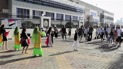 بالفولكلور الشعبي.. ميناء الإسكندرية يستقبل الباخرة 