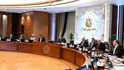 وزير التعليم العالي يستعرض تقريرًا بعنوان 