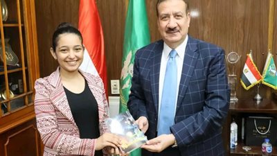 محافظ المنوفية يكرم الطالبة الحاصلة علي  براءة اختراع في 