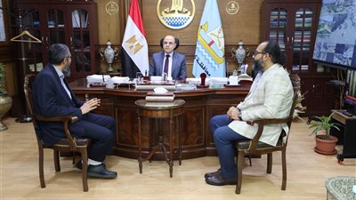 محافظ كفر الشيخ يناقش جهود حماية السواحل 