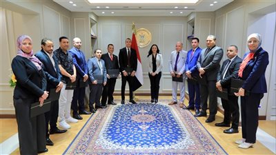 الدكتورة مايا مرسي تكرم اللجنة العليا للتشريعات بوزارة التضامن