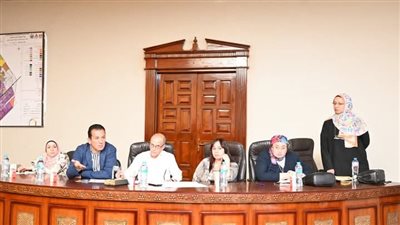 العاشر من رمضان تبحث خطط تطوير مراكز الخدمات لتعظيم العائد التنموي والاستثماري