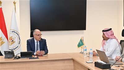 وزير الري يلتقى ممثلي 