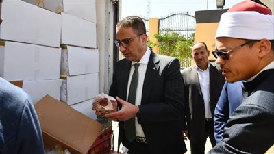 محافظ الفيوم يشهد تسليم صكوك الإطعام والصدقات المقدمة للأسر الأولى بالرعاية