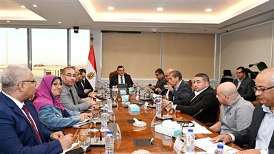 وزير الإسكان يتابع مع 
