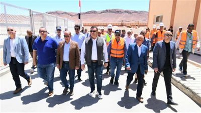 وزير الإسكان يبدأ جولة بمشروع تطوير موقع 