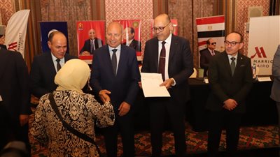 جبران ومحافظ القاهرة يُسلمان عقود عمل جديدة لذوي الهمم بشركات القطاع الخاص